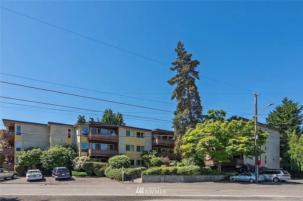 13433 Roosevelt Way N UNIT 206, Seattle, WA 98133 