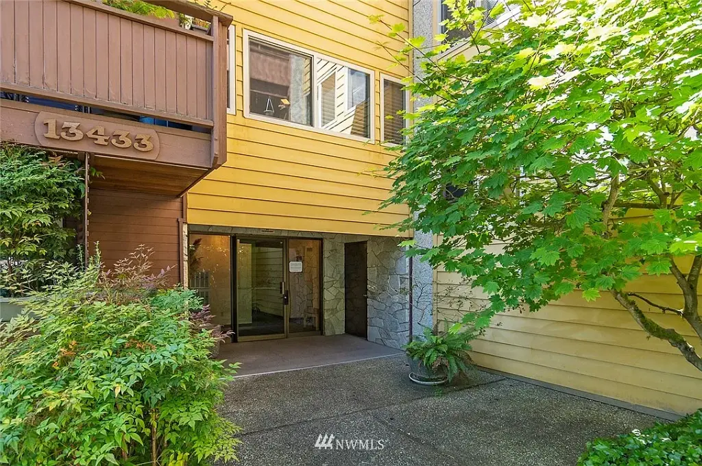 13433 Roosevelt Way N UNIT 206, Seattle, WA 98133 