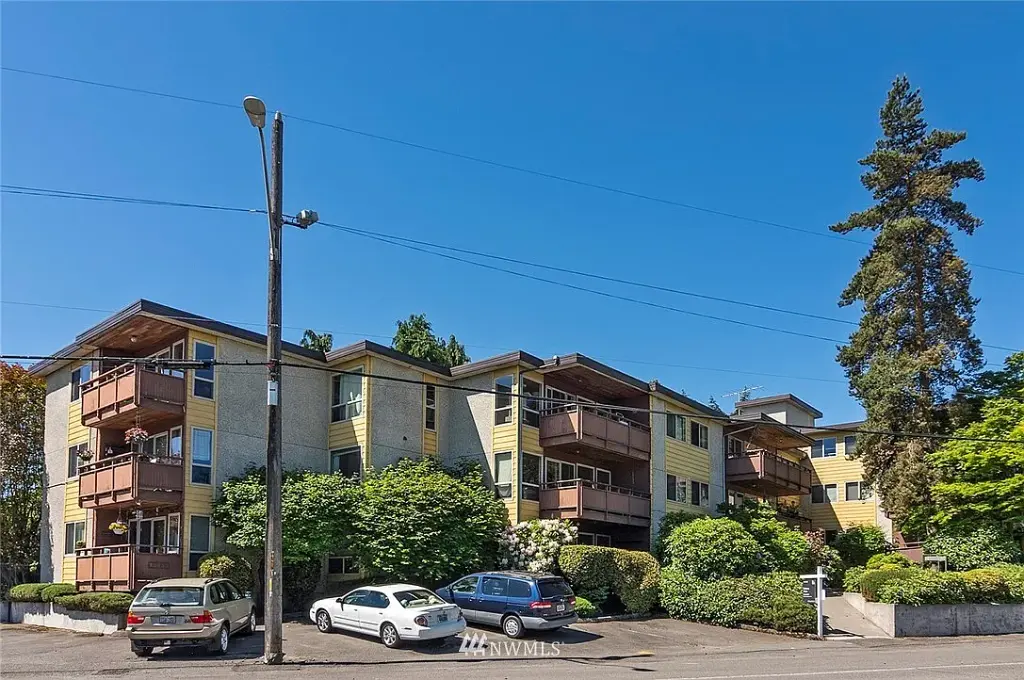 13433 Roosevelt Way N UNIT 206, Seattle, WA 98133 