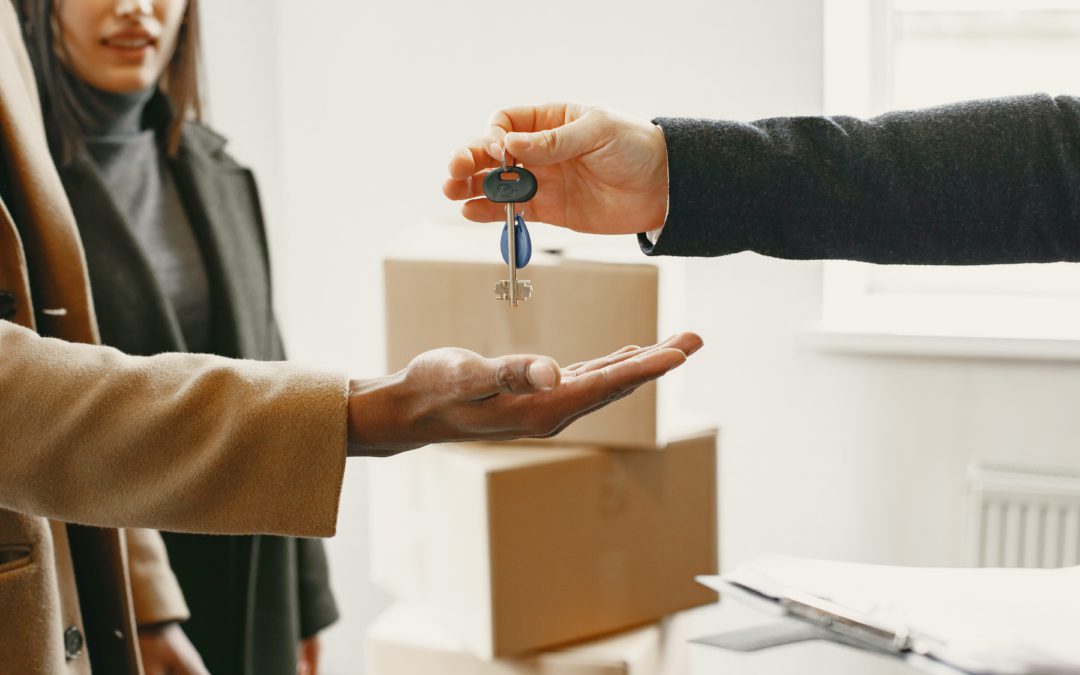 A man handing a bunch of keys over to a new home owner after the latter made a down payment